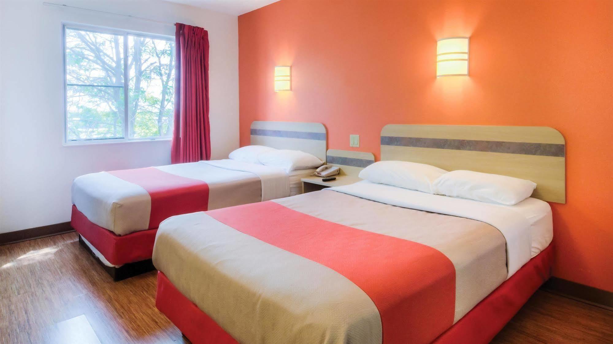 โมเทล 6 แกตลินเบิร์ก สโมกี เมาน์เทนส์ Hotel แกตลิงเบิร์ก ภายนอก รูปภาพ